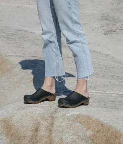 Austin minimalistic clog mule