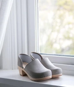 Brett closed-back clogs