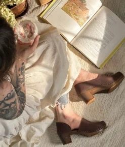 Brett closed-back clogs