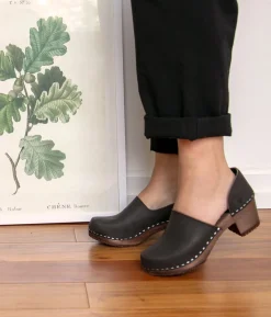 Brett closed-back clogs