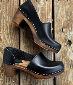 Brett closed-back clogs