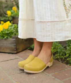 Brett low closed-back clogs