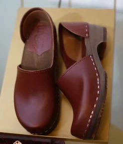 Brett low closed-back clogs