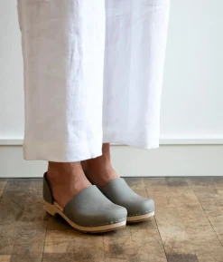 Brett low closed-back clogs