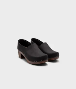 Bridget closed-back clogs