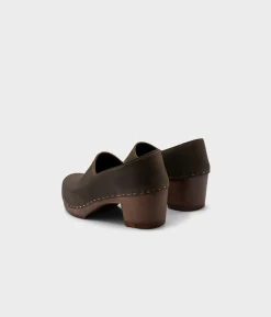 Bridget closed-back clogs